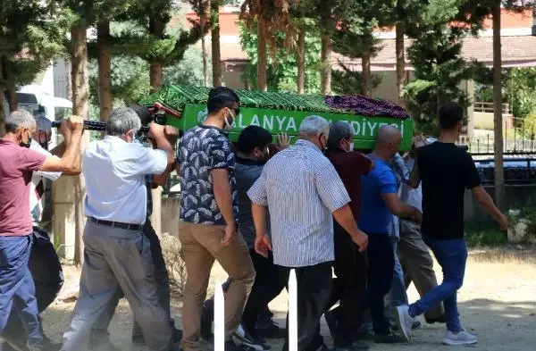 Eşinin boğarak araziye gömdüğü Aslı'nın cenazesi yakınlarına teslim edildi (2) Eşinin boğarak araziye gömdüğü Aslı'nın cenazesi yakınlarına teslim edildi (2)