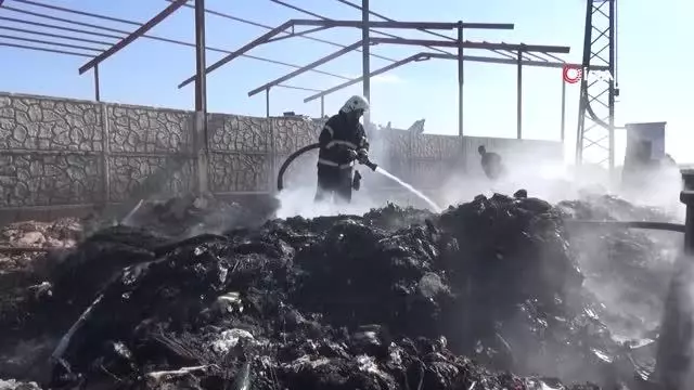 Geri dönüşüm tesisinin kağıt deposunda yangın Geri dönüşüm tesisinin kağıt deposunda yangın