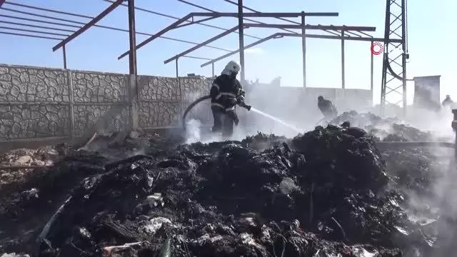 Geri dönüşüm tesisinin kağıt deposunda yangın Geri dönüşüm tesisinin kağıt deposunda yangın
