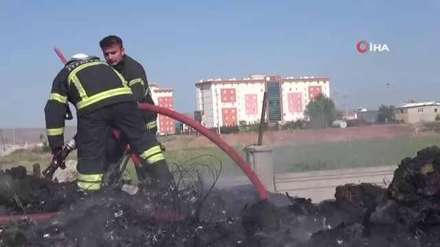 Geri dönüşüm tesisinin kağıt deposunda yangın Geri dönüşüm tesisinin kağıt deposunda yangın