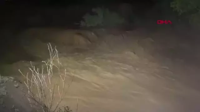 IĞDIR AĞRI DAĞI'NDAN GELEN SEL IĞDIR-NAHÇIVAN KARAYOLU'NDA HASARA NEDEN OLDU IĞDIR AĞRI DAĞI'NDAN GELEN SEL IĞDIR-NAHÇIVAN KARAYOLU'NDA HASARA NEDEN OLDU