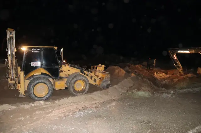 Iğdır'da etkili olan sel Türkiye-Nahçıvan kara yolunu ulaşıma kapattı, tarım arazilere zarar verdi Iğdır'da etkili olan sel Türkiye-Nahçıvan kara yolunu ulaşıma kapattı, tarım arazilere zarar verdi