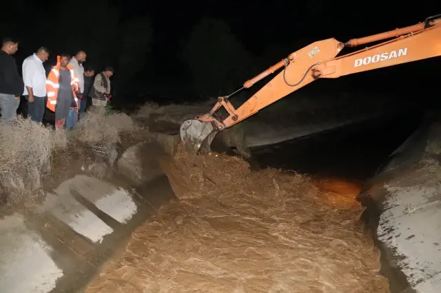 Iğdır'da etkili olan sel Türkiye-Nahçıvan kara yolunu ulaşıma kapattı, tarım arazilere zarar verdi Iğdır'da etkili olan sel Türkiye-Nahçıvan kara yolunu ulaşıma kapattı, tarım arazilere zarar verdi