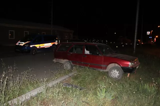 Ehliyetsiz ve alkollü sürücü kaza yaptı: 2 yaralı Ehliyetsiz ve alkollü sürücü kaza yaptı: 2 yaralı