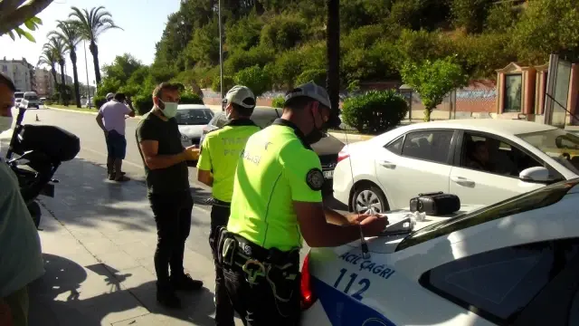 Kırmızı ışıkta geçtiler karı koca polise beddua ettiler - Haberler |  Haberler.com