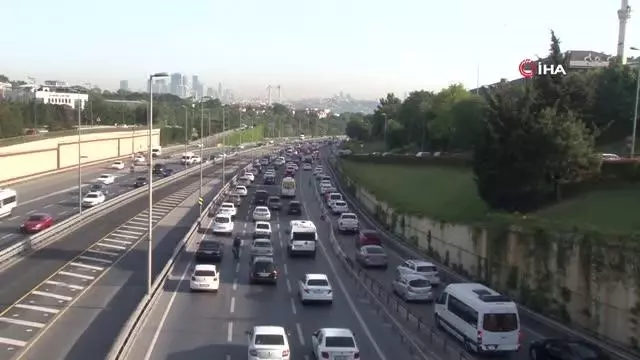 Kısıtlama sonrası İstanbul'da trafik yoğunluğu Kısıtlama sonrası İstanbul'da trafik yoğunluğu