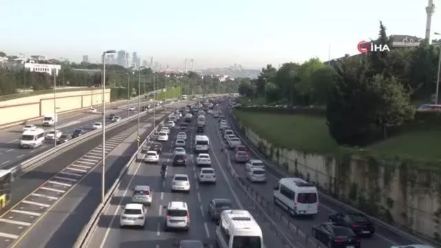 Kısıtlama sonrası İstanbul'da trafik yoğunluğu Kısıtlama sonrası İstanbul'da trafik yoğunluğu