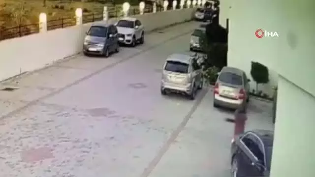 Son Dakika | Komşu kadınlardan kadın öğretmene site bahçesinde darp...O anlar kamerada Son Dakika | Komşu kadınlardan kadın öğretmene site bahçesinde darp...O anlar kamerada