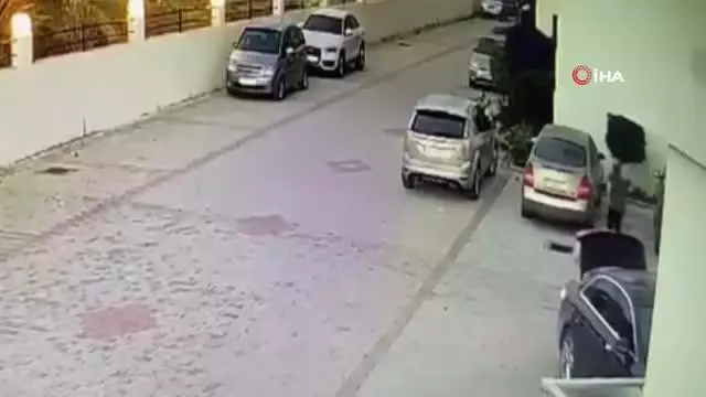Son Dakika | Komşu kadınlardan kadın öğretmene site bahçesinde darp...O anlar kamerada Son Dakika | Komşu kadınlardan kadın öğretmene site bahçesinde darp...O anlar kamerada