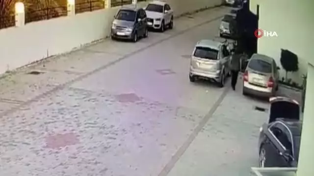Son Dakika | Komşu kadınlardan kadın öğretmene site bahçesinde darp...O anlar kamerada Son Dakika | Komşu kadınlardan kadın öğretmene site bahçesinde darp...O anlar kamerada