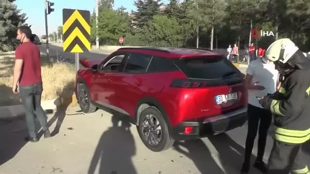 Konya'da cip ile otomobil çarpıştı: 6 yaralı Konya'da cip ile otomobil çarpıştı: 6 yaralı