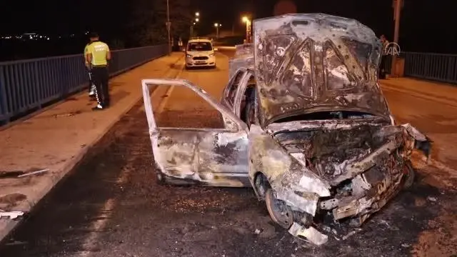 Köprü korkuluğuna çarpan otomobilde yangın çıktı: 2 yaralı Köprü korkuluğuna çarpan otomobilde yangın çıktı: 2 yaralı