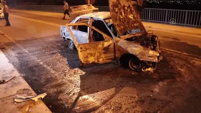 Köprü korkuluğuna çarpan otomobilde yangın çıktı: 2 yaralı Köprü korkuluğuna çarpan otomobilde yangın çıktı: 2 yaralı