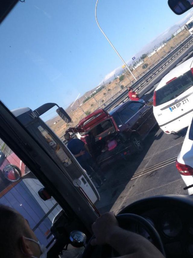 Malatya'da 9 araçlı zincirleme kaza: 21 yaralı Malatya'da 9 araçlı zincirleme kaza: 21 yaralı