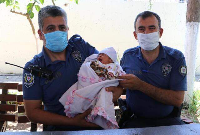 'Maviş' bebek kaldırıma terk edilmeye böyle götürüldü