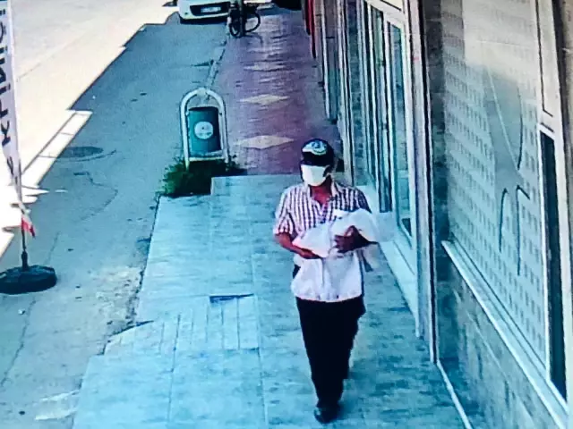 'Maviş' bebek kaldırıma terk edilmeye böyle götürüldü 'Maviş' bebek kaldırıma terk edilmeye böyle götürüldü