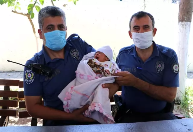 'Maviş' bebek kaldırıma terk edilmeye böyle götürüldü 'Maviş' bebek kaldırıma terk edilmeye böyle götürüldü