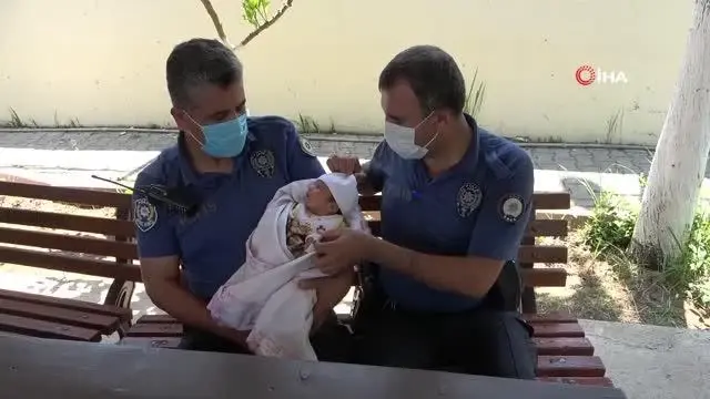 'Maviş' bebek kaldırıma terk edilmeye böyle götürüldü 'Maviş' bebek kaldırıma terk edilmeye böyle götürüldü