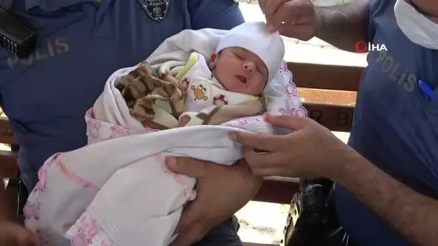 'Maviş' bebek kaldırıma terk edilmeye böyle götürüldü 'Maviş' bebek kaldırıma terk edilmeye böyle götürüldü