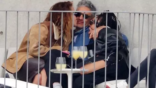 Rita Ora, Taiki Waititi ve Tessa Thompson ulu orta yerde birbirini öpücüklere boğdu Rita Ora, Taiki Waititi ve Tessa Thompson ulu orta yerde birbirini öpücüklere boğdu