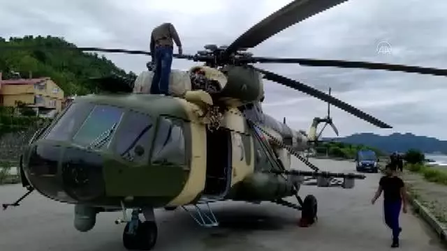Sahile zorunlu iniş yapan Azerbaycan'a ait askeri helikopterdeki arıza giderildi Sahile zorunlu iniş yapan Azerbaycan'a ait askeri helikopterdeki arıza giderildi