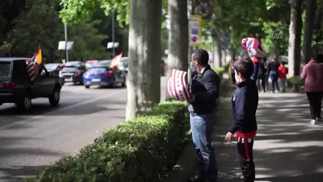 Şampiyonluğunu kutlayan Atletico Madrid, taraftarları olmadan kupasını aldı Şampiyonluğunu kutlayan Atletico Madrid, taraftarları olmadan kupasını aldı