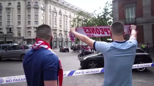 Şampiyonluğunu kutlayan Atletico Madrid, taraftarları olmadan kupasını aldı
