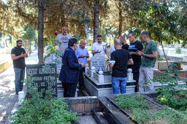 Şampiyonluk kupası Bekir Çınar'ın mezarına götürüldü Şampiyonluk kupası Bekir Çınar'ın mezarına götürüldü