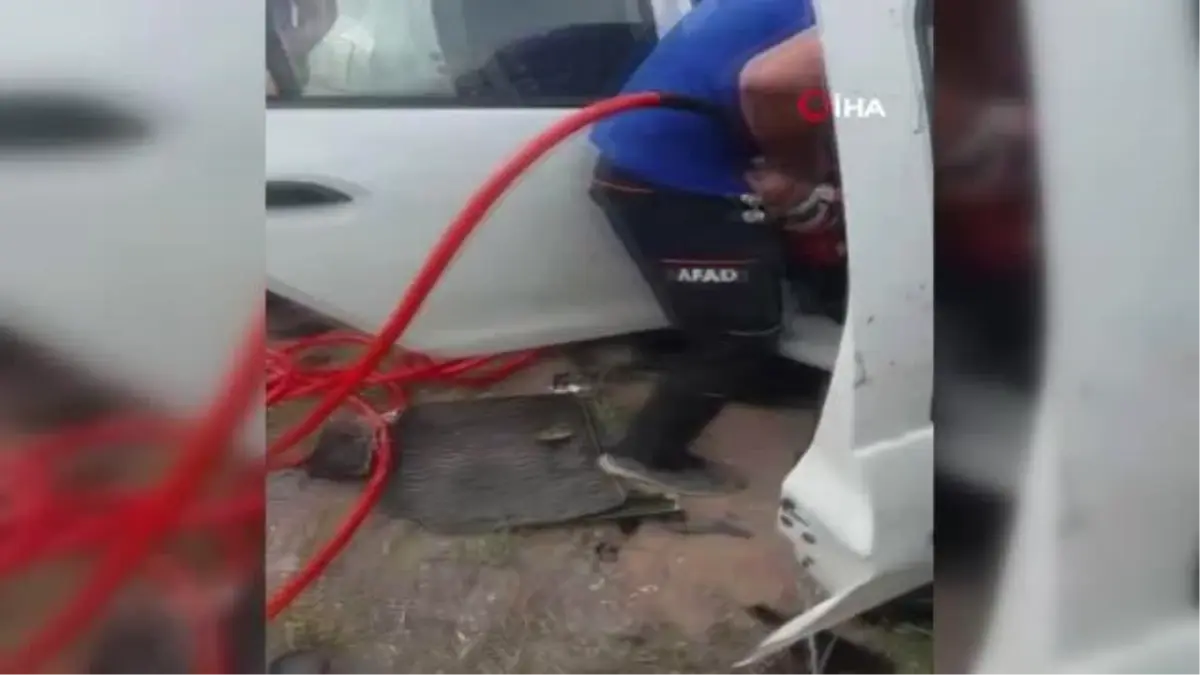 Van'da minibüs ile otomobil kafa kafaya çarpıştı: 1 ölü, 1 yaralı