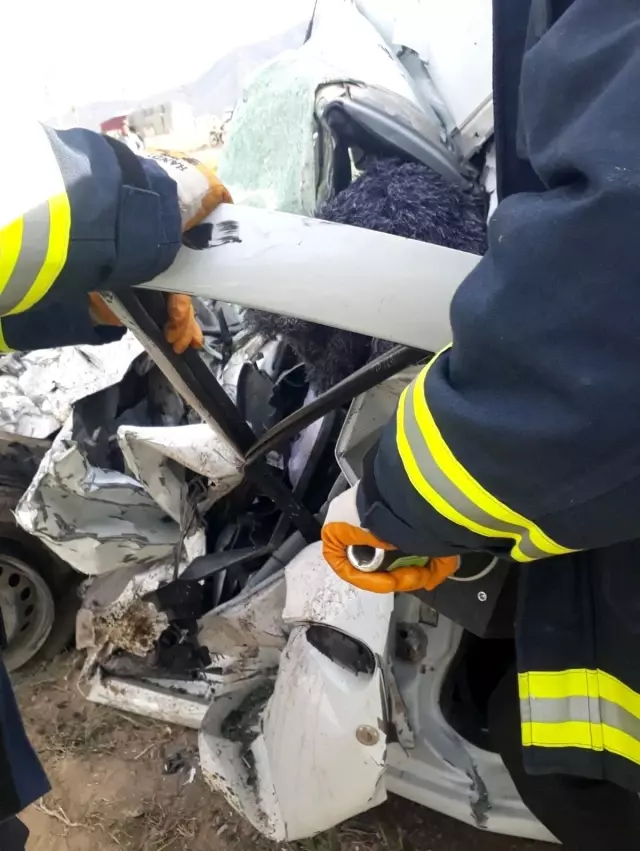 Van'da minibüs ile otomobil kafa kafaya çarpıştı: 1 ölü, 1 yaralı