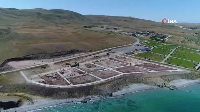 Van Gölü'nün mavi bayraklı plajı berraklığını koruyor