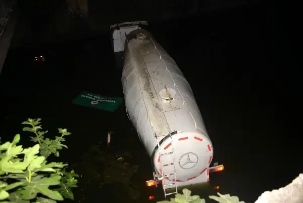 Son dakika haber | Adana'da dereye düşen TIR'ın sürücüsünü itfaiye ekipleri kurtardı Son dakika haber | Adana'da dereye düşen TIR'ın sürücüsünü itfaiye ekipleri kurtardı