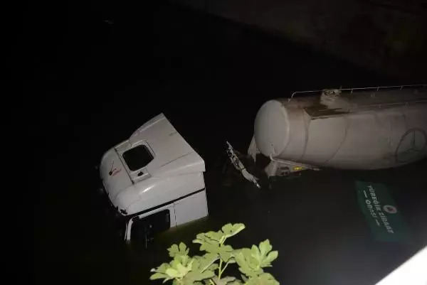 Son dakika haber | Adana'da dereye düşen TIR'ın sürücüsünü itfaiye ekipleri kurtardı Son dakika haber | Adana'da dereye düşen TIR'ın sürücüsünü itfaiye ekipleri kurtardı