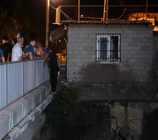 Dereye düşen tırın sürücüsü yaralandı Dereye düşen tırın sürücüsü yaralandı
