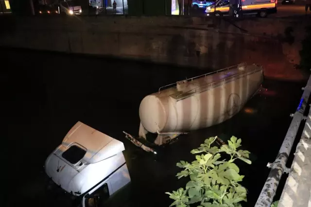 Adana'da kontrolden çıkan tır dereye düştü: 1 yaralı Adana'da kontrolden çıkan tır dereye düştü: 1 yaralı
