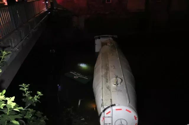Adana'da kontrolden çıkan tır dereye düştü: 1 yaralı Adana'da kontrolden çıkan tır dereye düştü: 1 yaralı