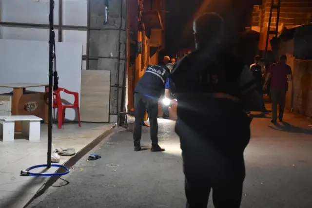 Silahlı saldırıya uğrayan 2 kişiden biri yaşamını yitirdi Silahlı saldırıya uğrayan 2 kişiden biri yaşamını yitirdi