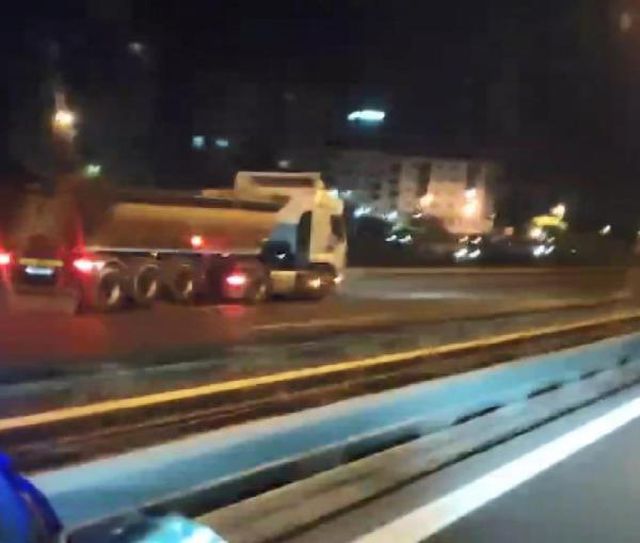 ARNAVUTKÖY'DE HAFRİYAT KAMYONU TERS YÖNDE TAM GAZ