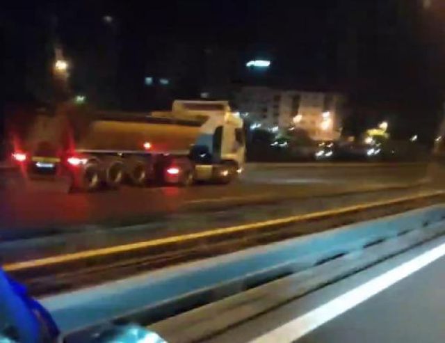 ARNAVUTKÖY'DE HAFRİYAT KAMYONU TERS YÖNDE TAM GAZ