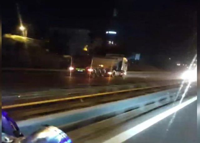 ARNAVUTKÖY'DE HAFRİYAT KAMYONU TERS YÖNDE TAM GAZ
