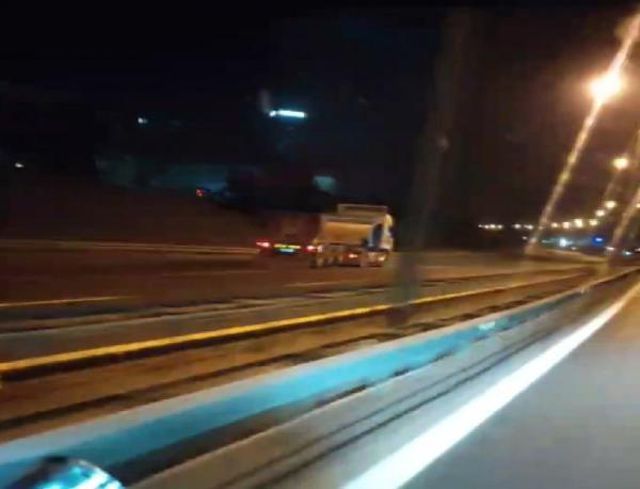 ARNAVUTKÖY'DE HAFRİYAT KAMYONU TERS YÖNDE TAM GAZ