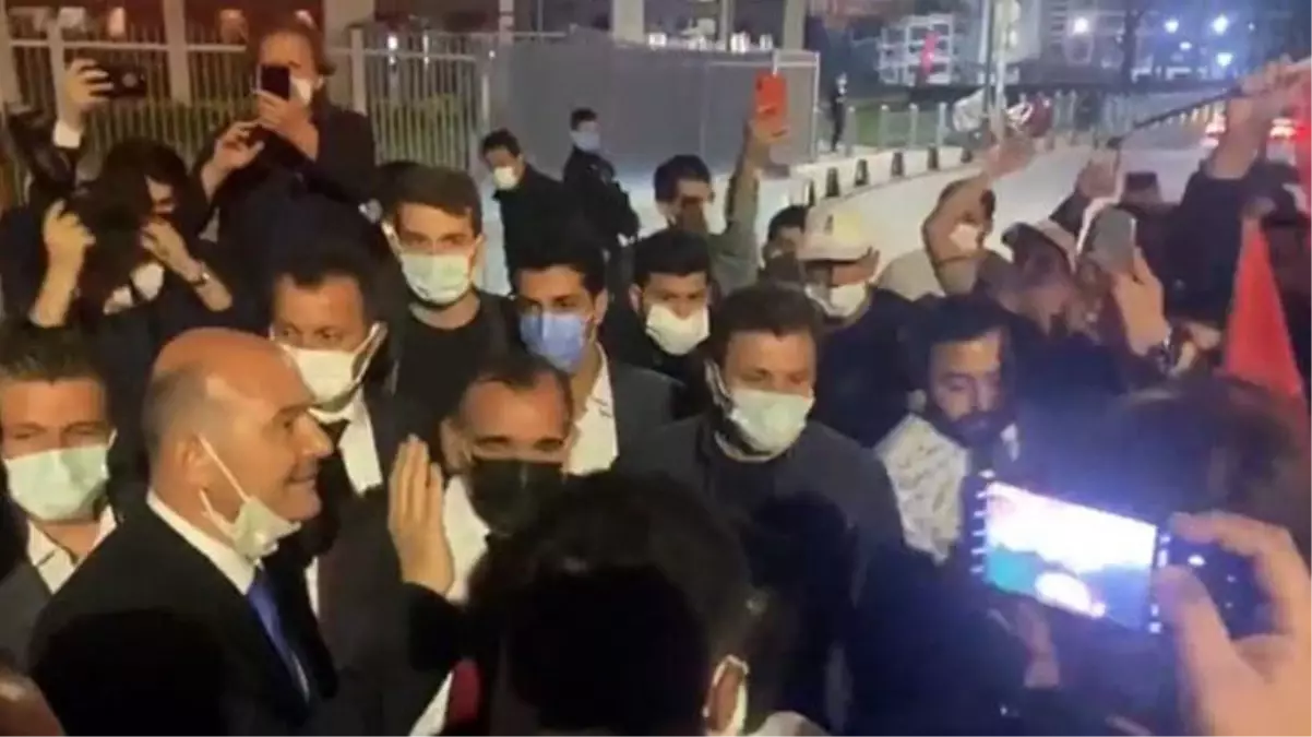 Bakan Soylu'nun canlı yayını sonrası vatandaşlar destek için Habertürk binasının önünde toplandı