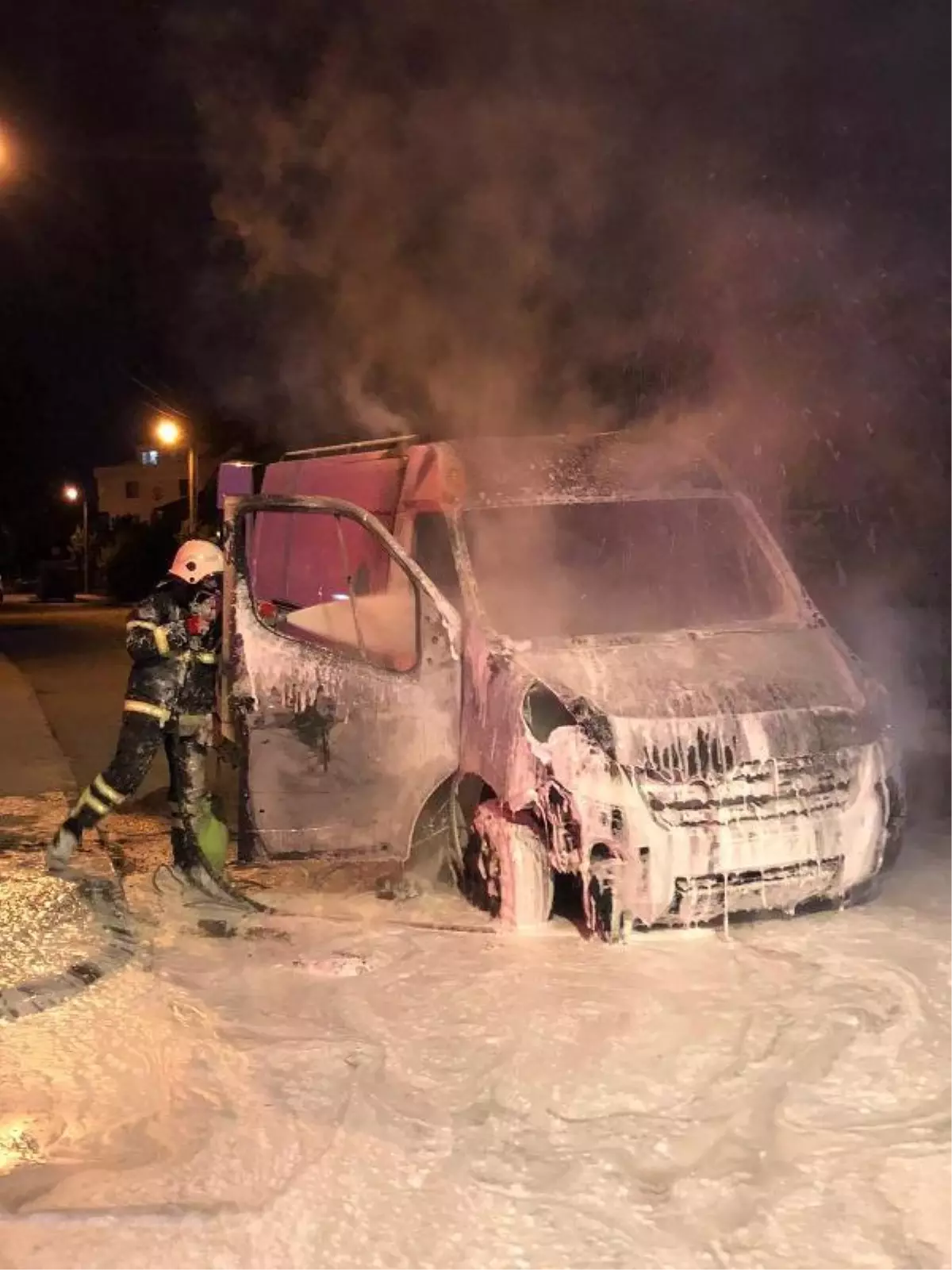 Boşanma aşamasındaki eşinin aracını yaktı