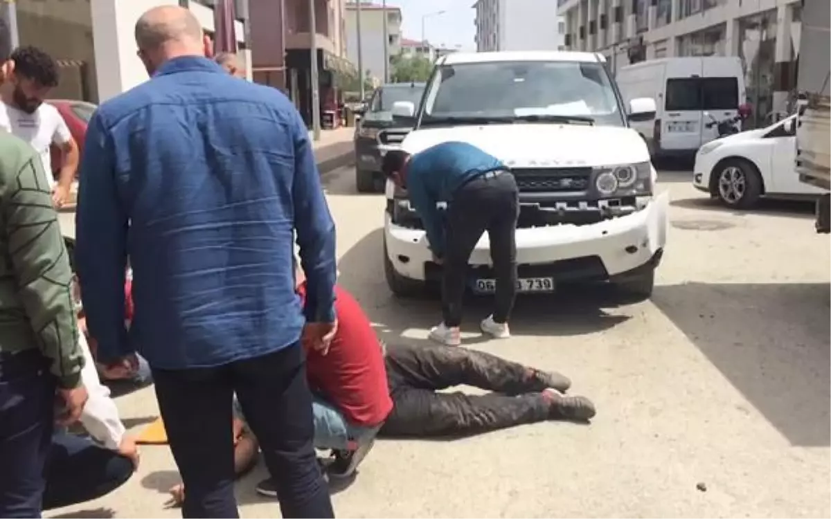 Çarptığı motosiklet sürücüsü yerde kıvranırken aracının tamponuyla ilgilendi