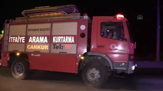 Dereye düşen tırın sürücüsü yaralandı Dereye düşen tırın sürücüsü yaralandı