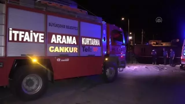 Dereye düşen tırın sürücüsü yaralandı Dereye düşen tırın sürücüsü yaralandı