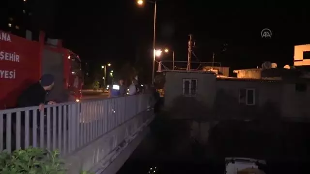 Dereye düşen tırın sürücüsü yaralandı Dereye düşen tırın sürücüsü yaralandı