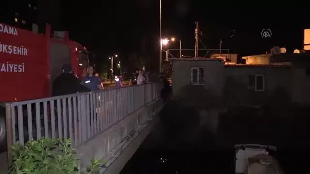 Dereye düşen tırın sürücüsü yaralandı Dereye düşen tırın sürücüsü yaralandı