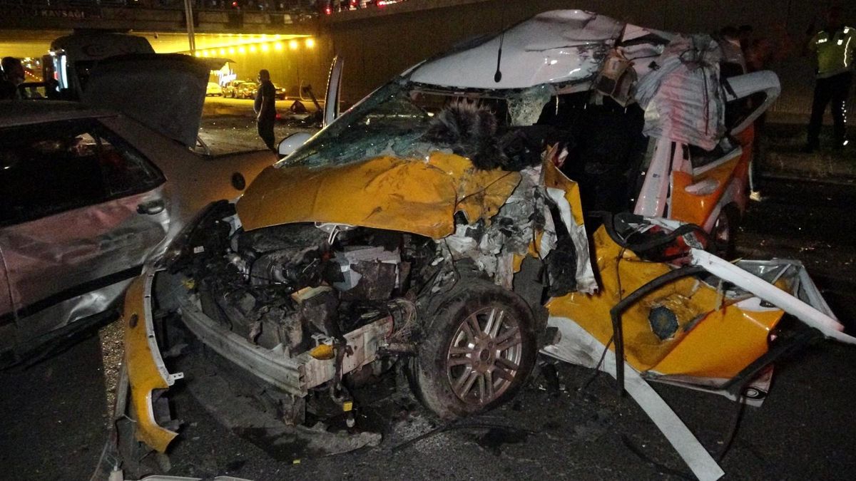 Diyarbakır'da makas atan otomobil kazaya neden oldu: 2 ölü, 8 ağır yaralı