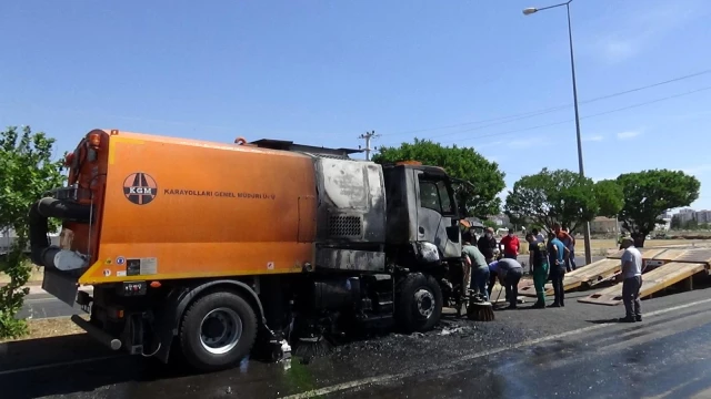 Diyarbakır'da karayolları temizlik aracı alev aldı, sürücü son anda kurtuldu